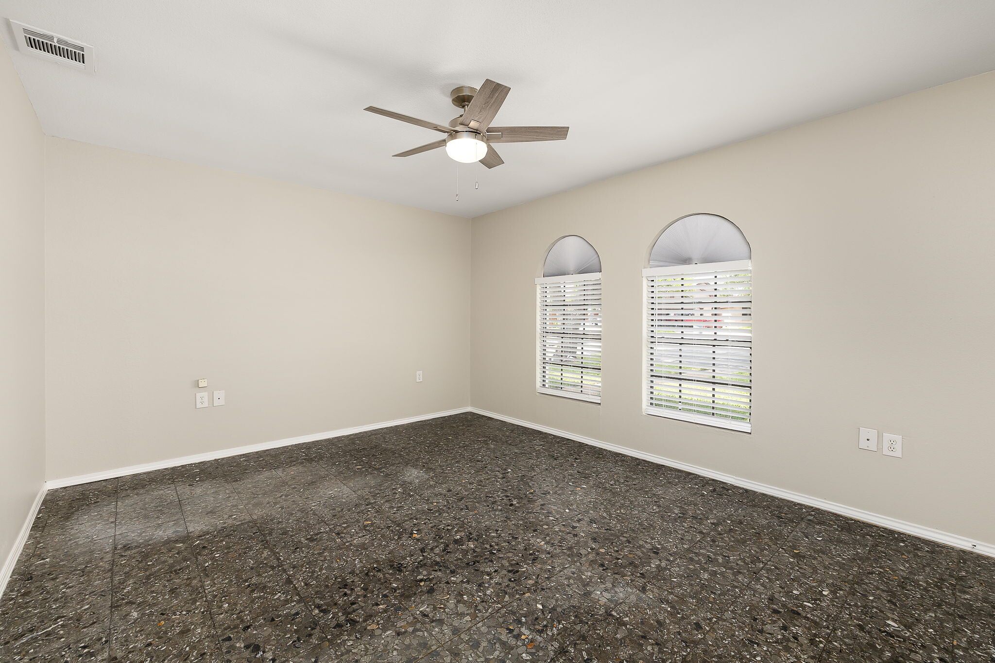 Building Photo - 5004 Oleander Dr