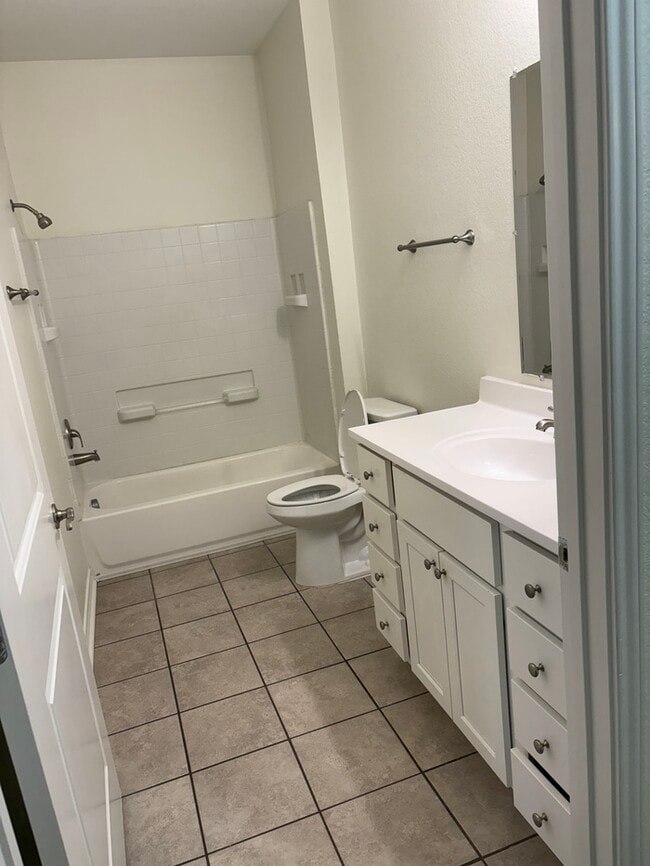 Building Photo - 914 Country Club Dr