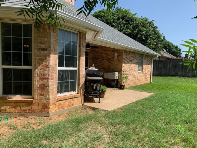 Building Photo - 676 Maplewood Dr