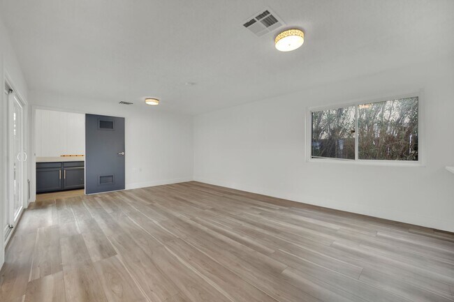 Building Photo - Mid-Century Modern Gem in Historic McNeil ...
