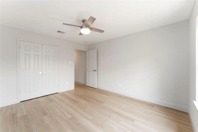 Building Photo - 14147 Hillvale Dr
