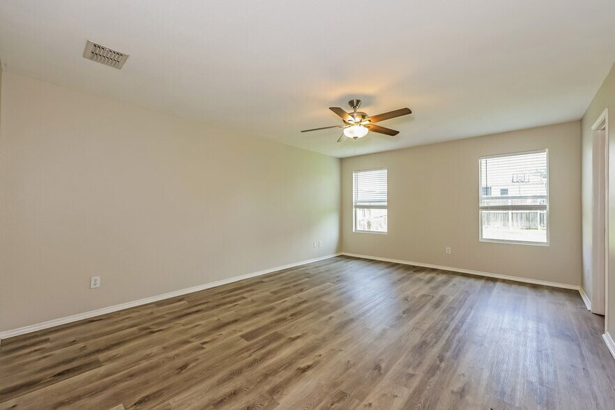 Building Photo - 1104 W Cottonwood Dr