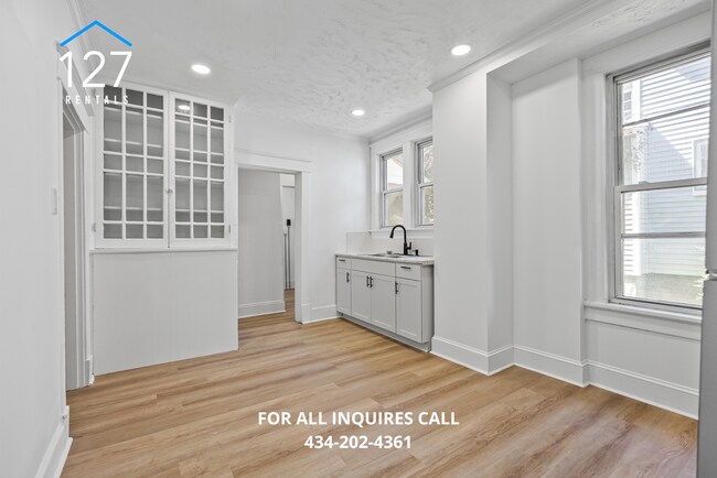 Building Photo - Updated 2 BR/1.5 Duplex with large back yard