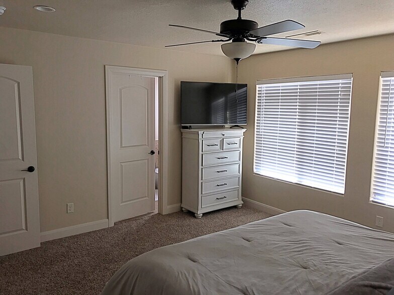 Building Photo - 355 W 200 S