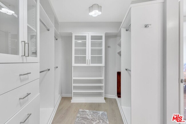 Building Photo - 4337 Marina City Dr