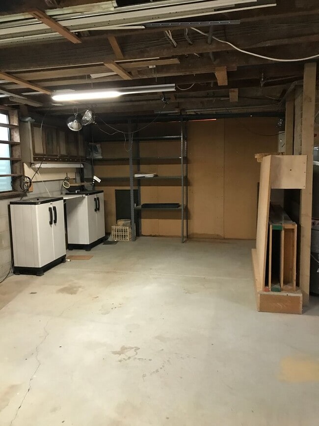 Building Photo - 212 N 6th Ave