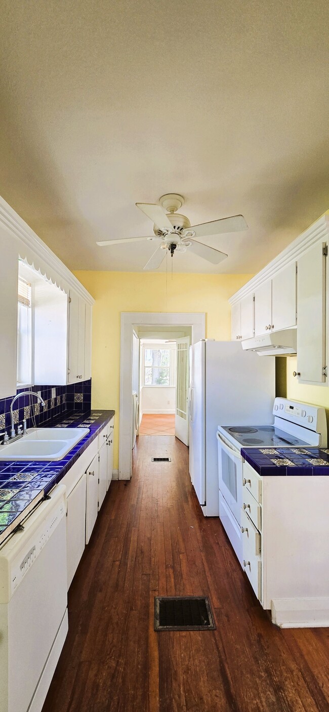 Building Photo - 1065 Sunset Dr