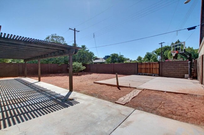 Building Photo - Beautiful Phoenix home