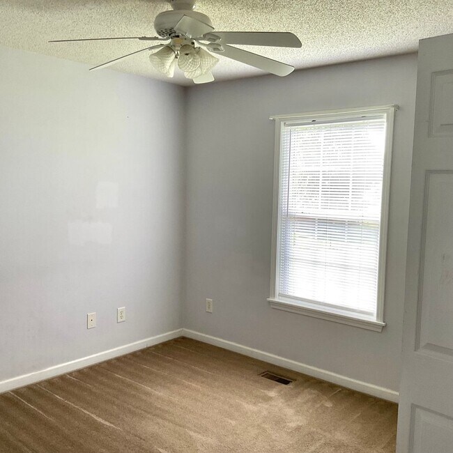 Building Photo - 3 Bedrooms, 2 Baths Home For Rent in Newton NC with 2 car garage