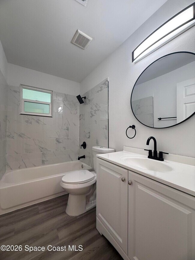 Building Photo - 306 Palm Ave