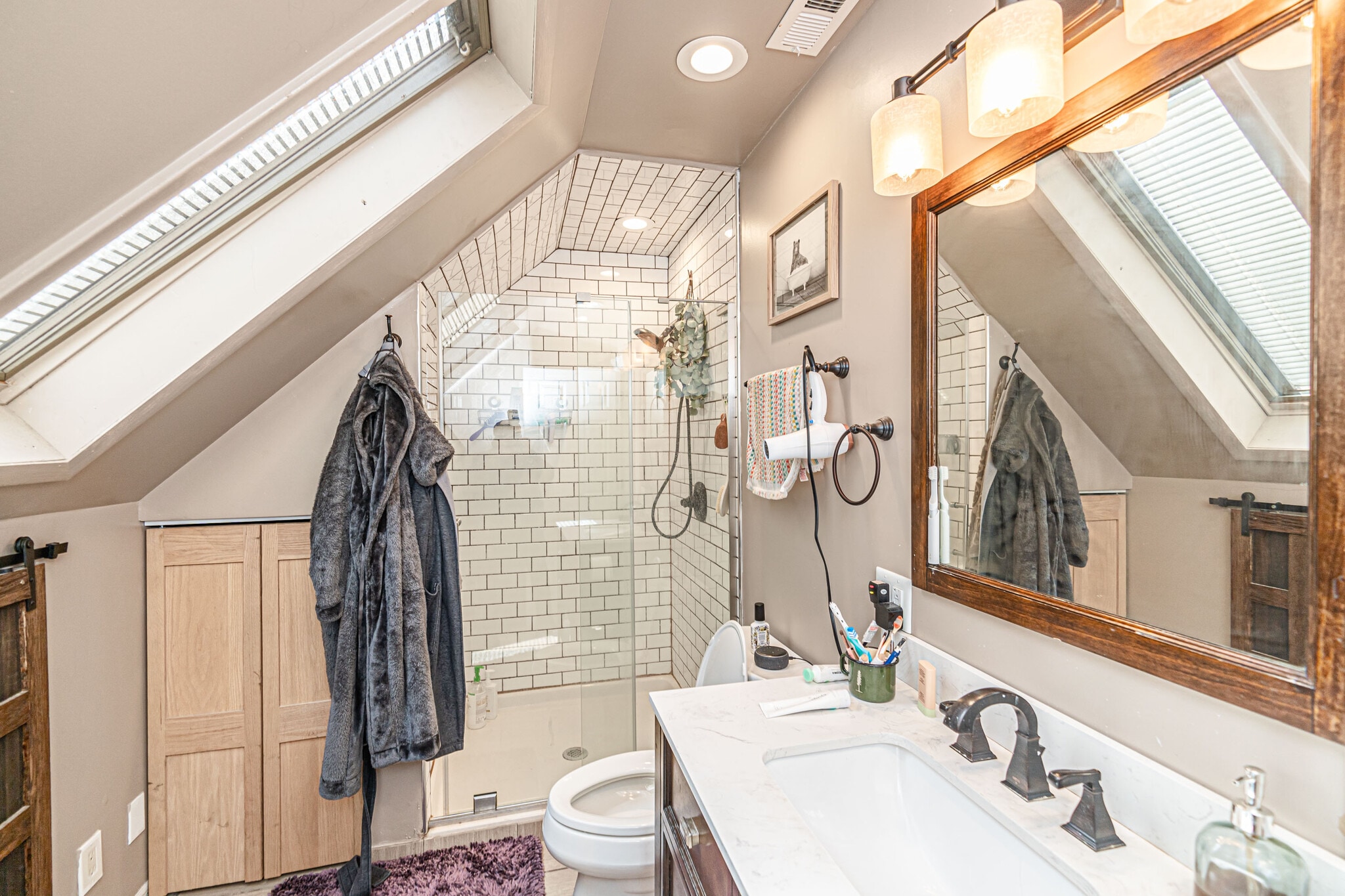 Upstairs bathroom - 2526 N Rockwell St