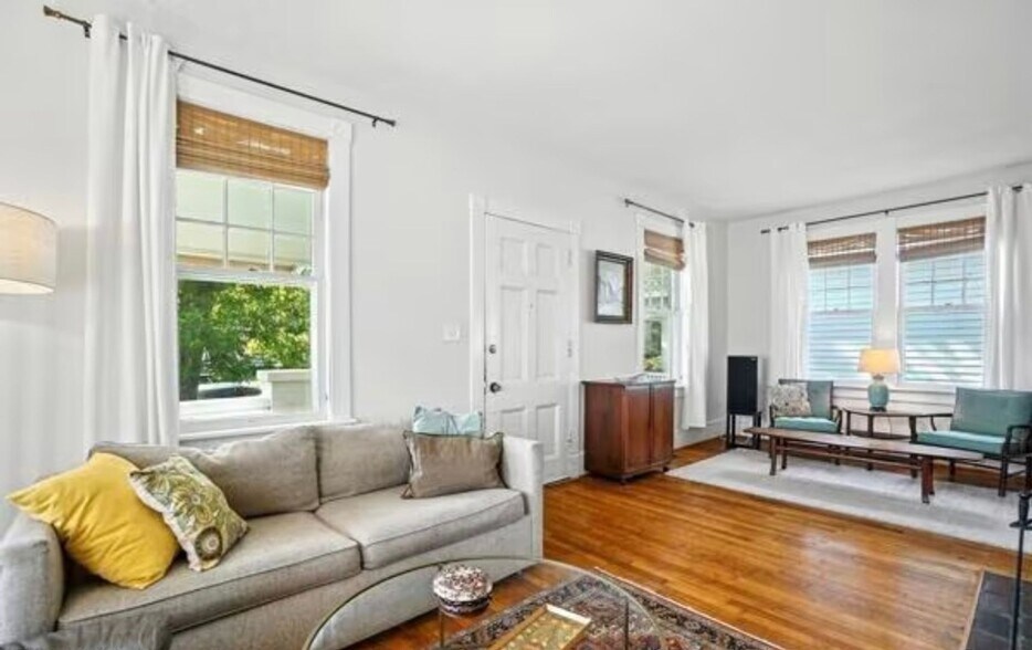 Building Photo - 307 S Oakum St
