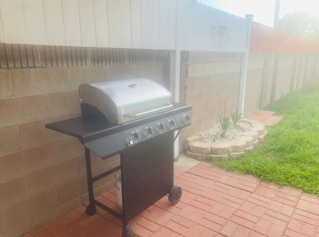 Building Photo - 8871 Belmont St