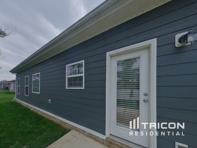 Building Photo - 1001 Cyril Dr