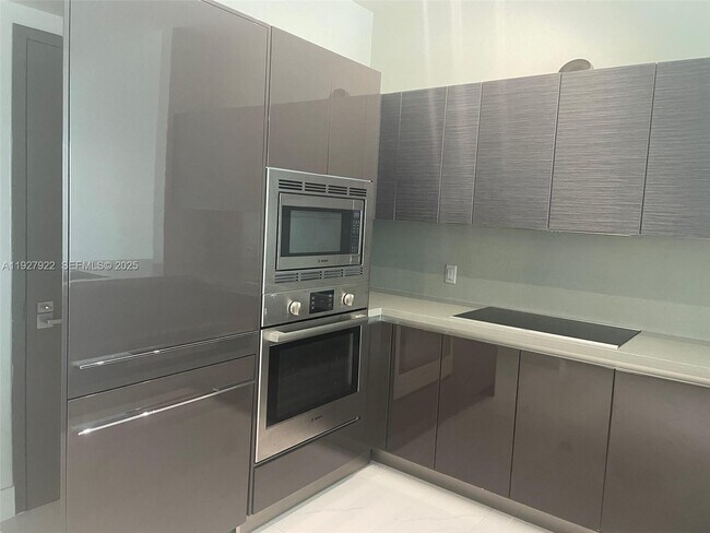 Building Photo - 1080 Brickell Ave