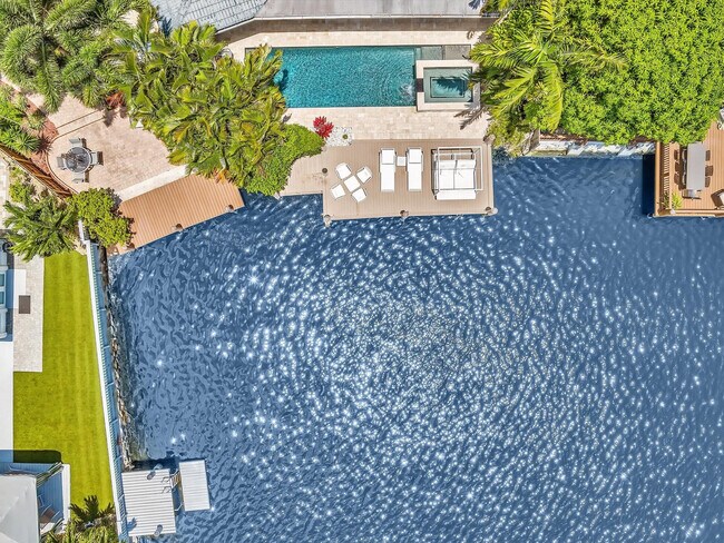 Building Photo - 1640 NE 43rd St