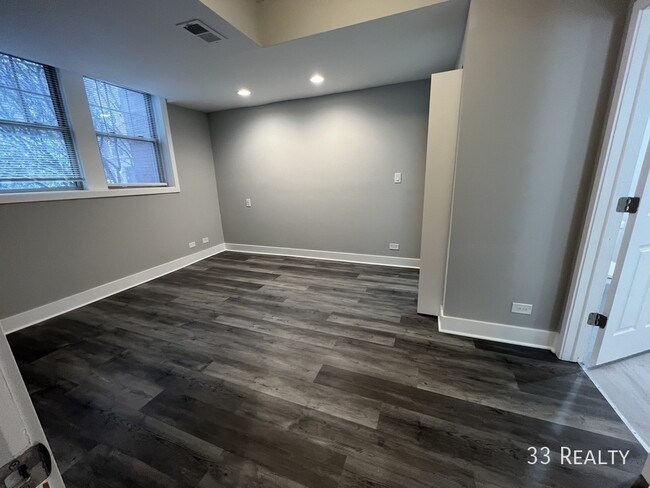 Building Photo - GROUND LEVEL 3 Bed 2.5 Bath / Oak Park / L...