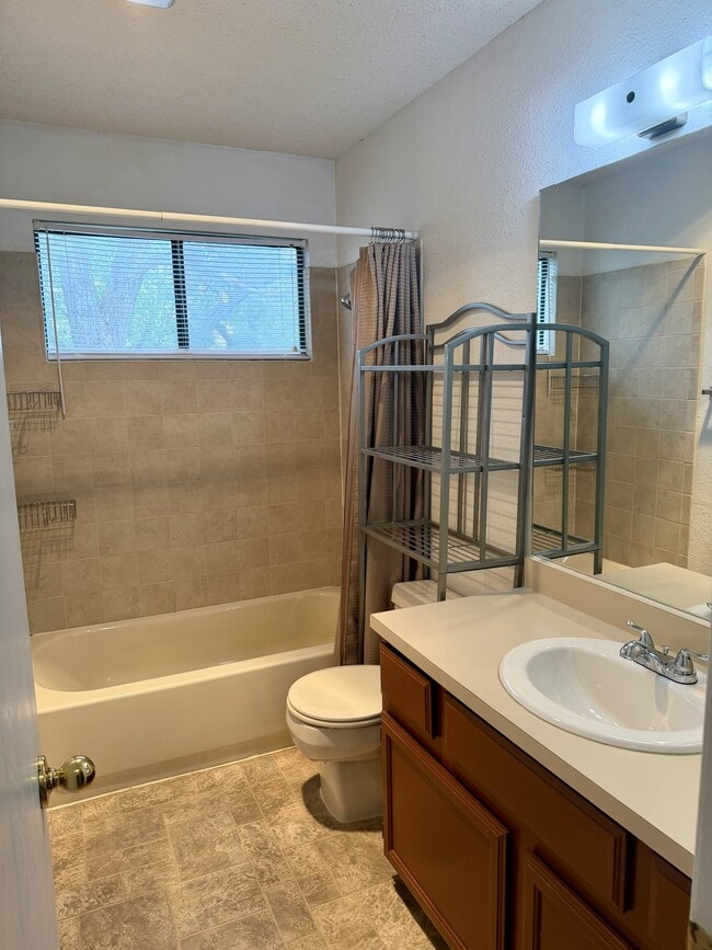 Building Photo - 1707 Honeysuckle Ln