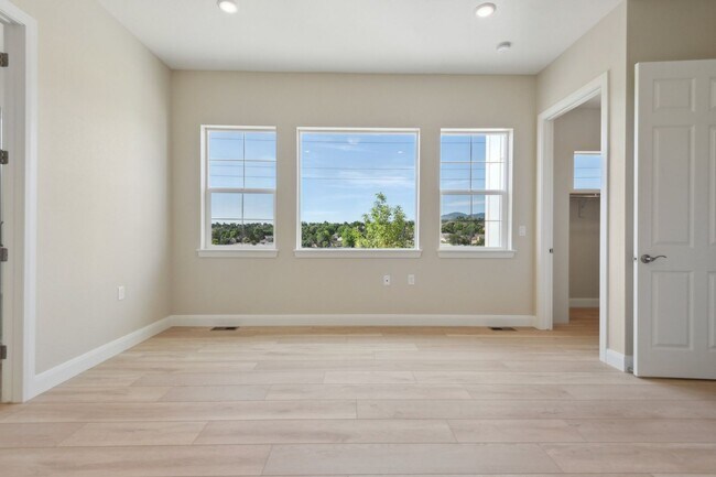 Building Photo - Gorgeous Ranch with 4 BR/3 1/2 Baths in Li...