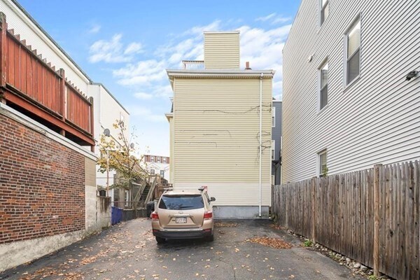Building Photo - 264 Webster St