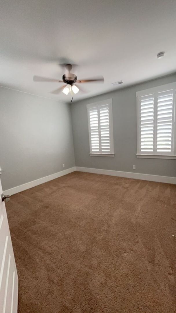 Building Photo - 4 bedroom, 3.5 bath