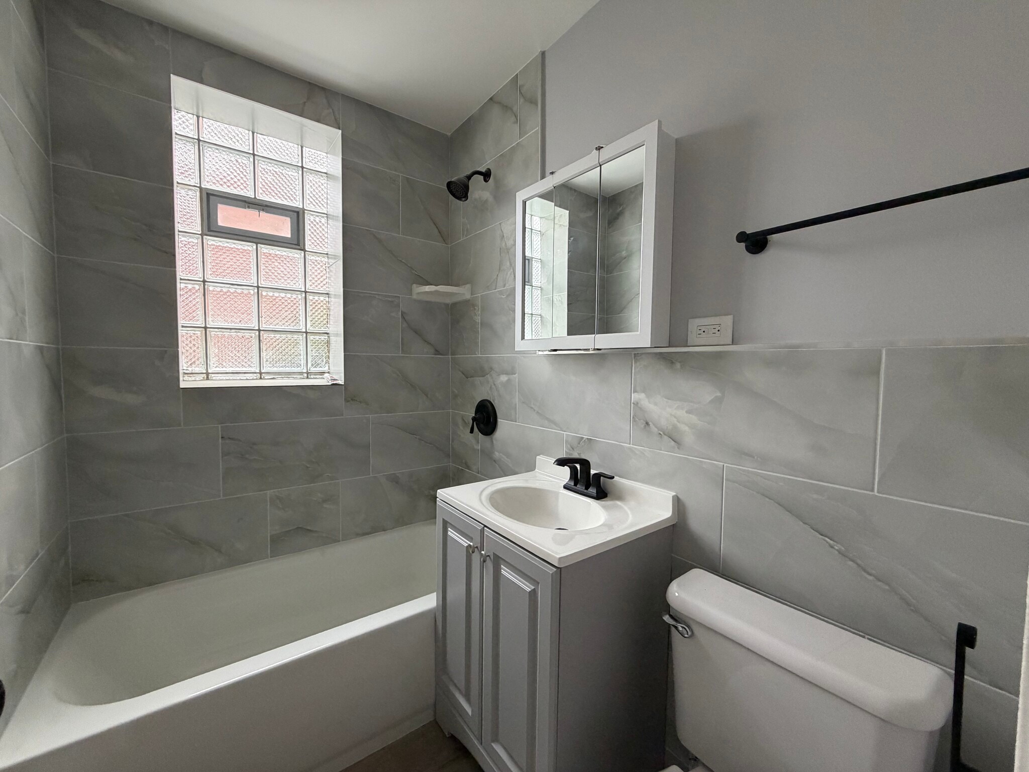 Building Photo - 2417 W Farragut Ave