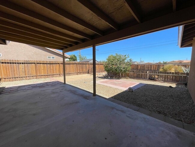 Building Photo - Modern and Move In Ready