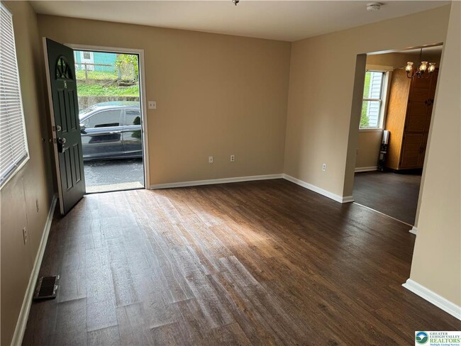 Building Photo - 1538 E 8th St