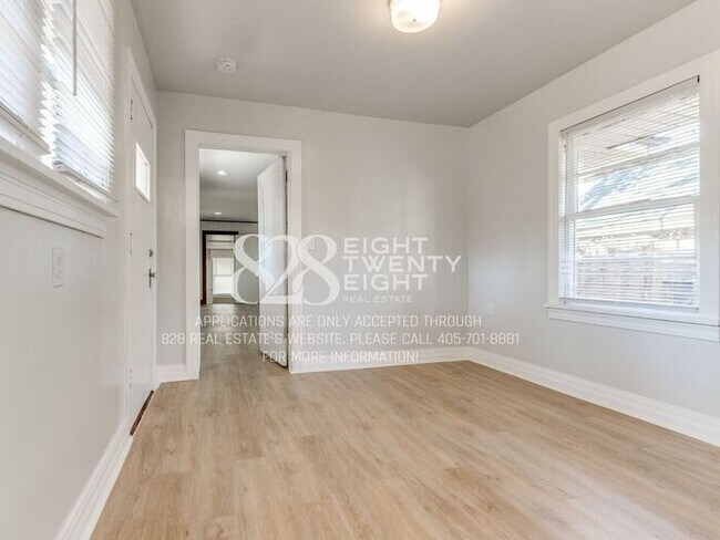 Building Photo - **AVAILABLE NOW!** 3 BED/2 BATH DUPLEX - CLOSE TO CAMPUS!