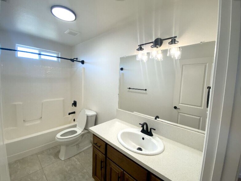 Building Photo - 1329 Hermosa Dr