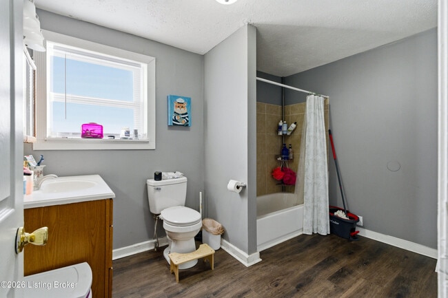 Building Photo - 924 Burton Ave