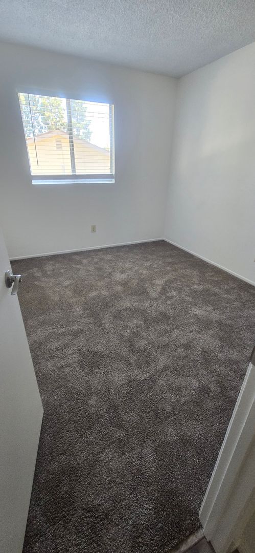 Building Photo - 3 Bedroom, 1.5 Bath Two-Story Townhome wit...