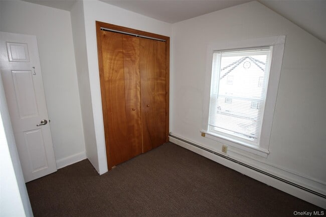 Building Photo - 4 School House Ln