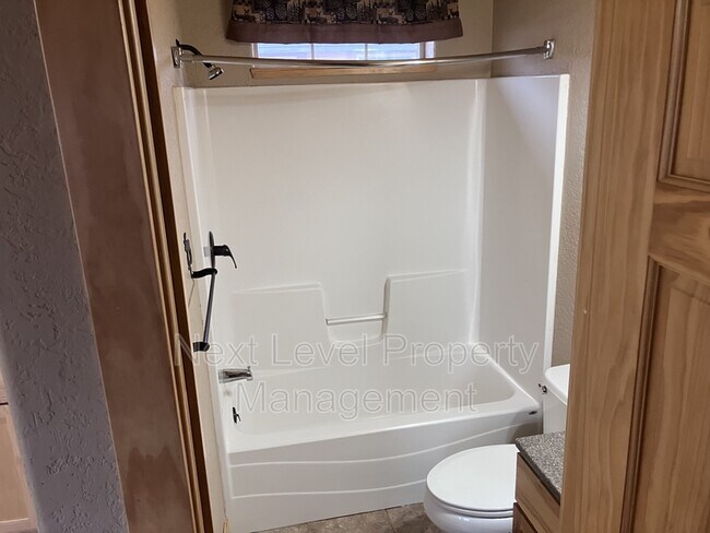 Building Photo - 20 Davis Ct