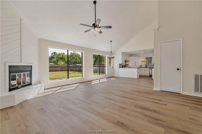 Building Photo - Take a look at this 3 bedroom 2 bath home