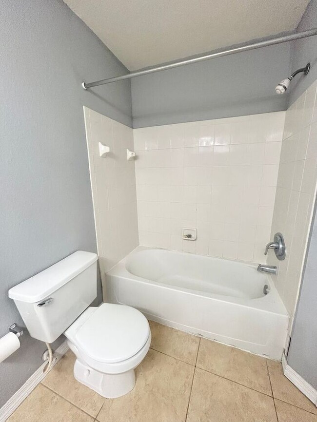 Building Photo - Bright 3rd-Floor 1/1 Condo with Screened Balcony in Park Central!