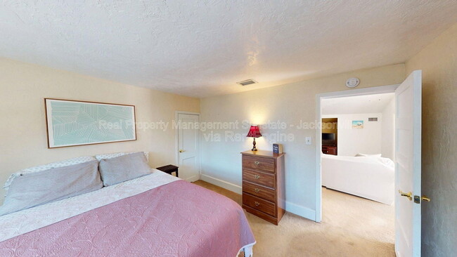 Building Photo - 229 W 10th St