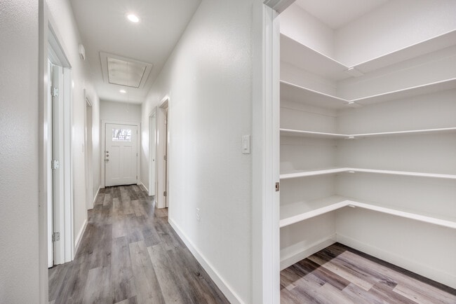 Building Photo - 924 W Collins St