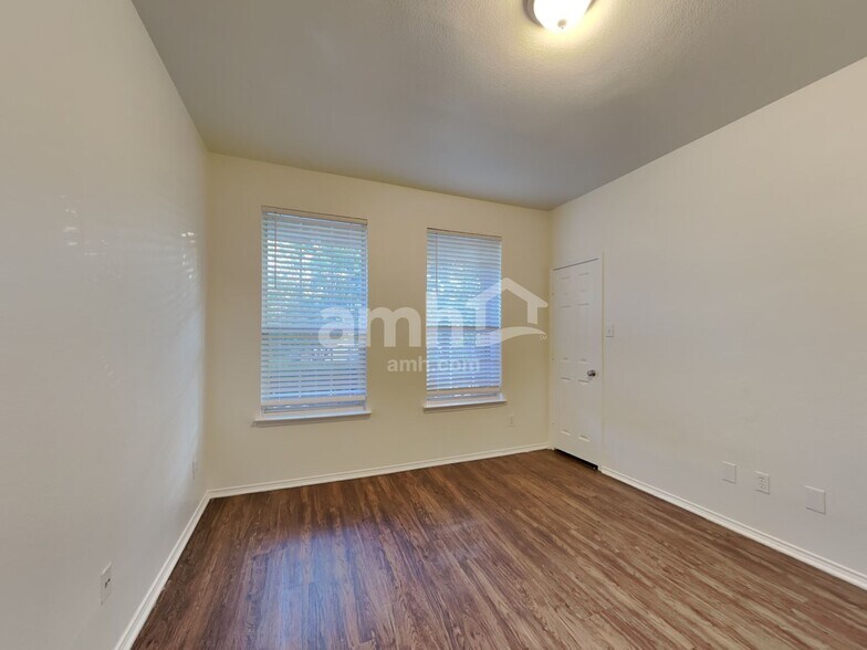 Building Photo - 10709 Vista Heights Blvd