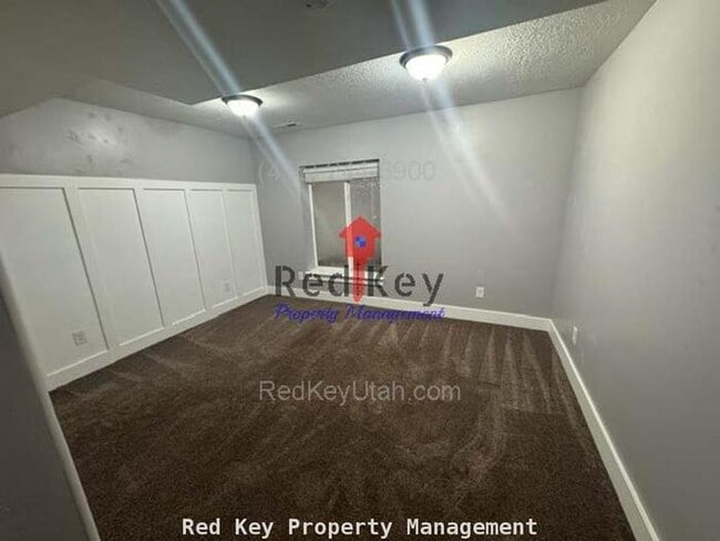 Building Photo - 176 Country Club Dr