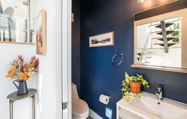 Building Photo - Three Bed Olde Kensington Home