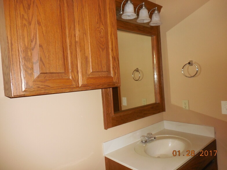 Hall Bath - 8420 NW 106th St