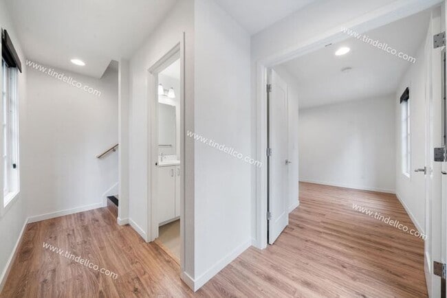 Building Photo - Sleek 3-Level Townhome in Hosford-Abernethy – Pet Friendly with W/S/G Included! Available Now!