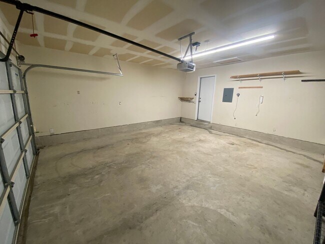 Building Photo - 3/2 Single Story ~ Conveniently located to...