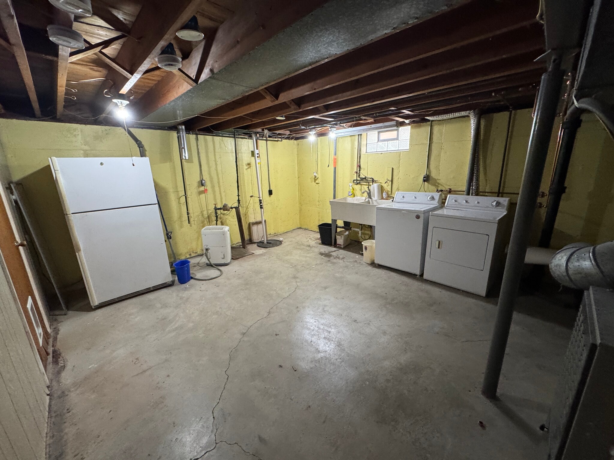 Basement with separate hookups for upper and lower - 249 Dunlop Ave