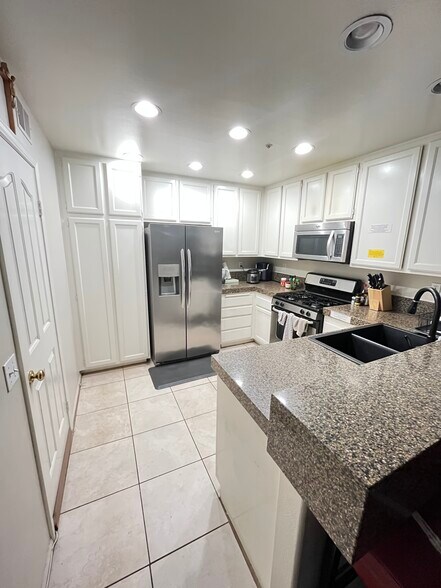 Building Photo - 13383 Savanna