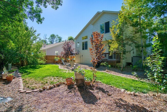 Building Photo - Spacious Home with Fenced Yard and Washer/Dryer
