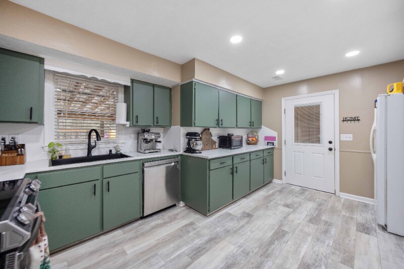 Building Photo - 99 Southview Dr