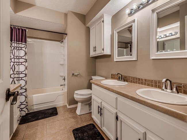 Building Photo - Beautiful 3 bedroom home in the heart of Coweta!