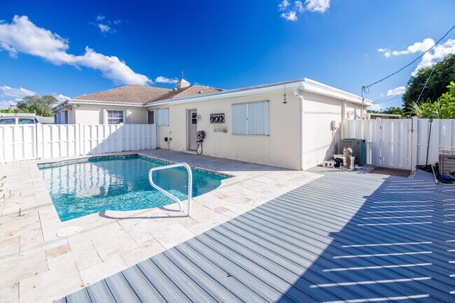 Building Photo - 527 W Jasmine Dr